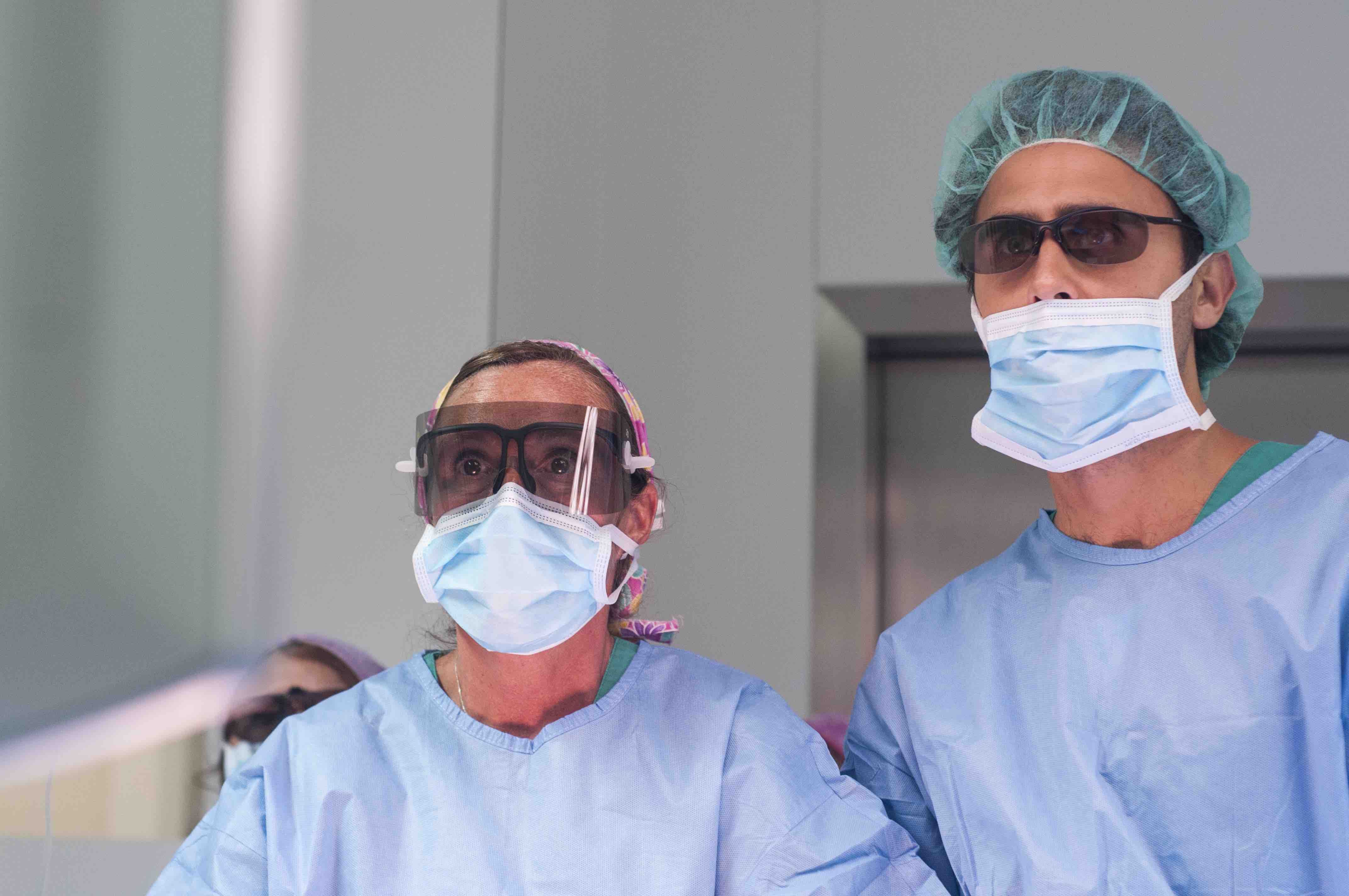 La doctora Ribal y el doctor Carrión en una cirugía laparoscópica asistida por equipo 3D HD.